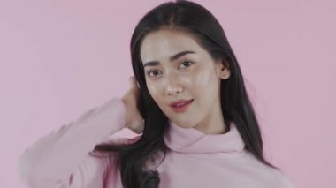 4k Çözünürlük 'ün güzellik konsepti. Kız pembe arka planda güzel saçlar gösteriyor..