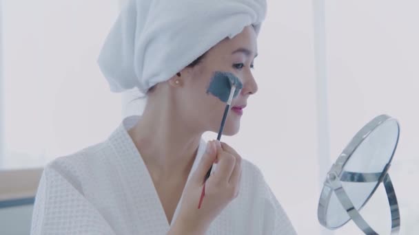 Spakoncept För Upplösning Asiatisk Kvinna Applicera Ansiktskräm Sovrummet — Stockvideo