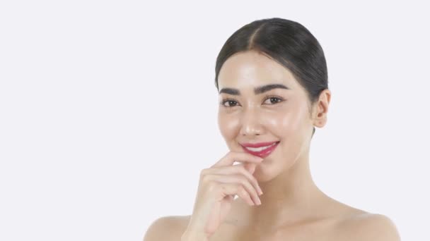 4K解像度の美しさの概念 白い背景でチャーミングに笑っている若いアジア人女性 — ストック動画