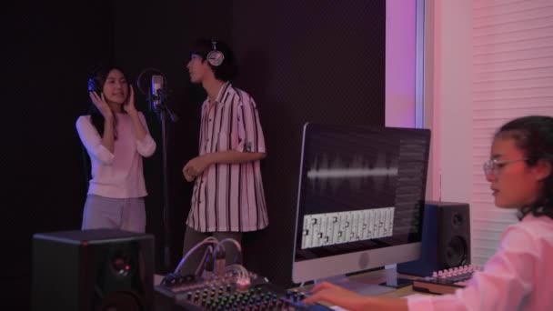 Koncept Nahrávání Zvuku Resolution Asijské Mužské Ženské Páry Zpěv Studiu — Stock video