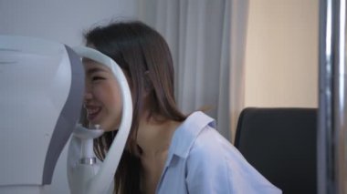 Optik dükkan konsepti 4k Kararlılık. Göz doktoru müşterinin gözlerini ölçüyor..