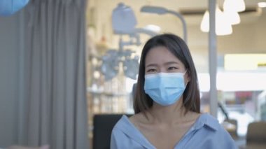 Optik dükkan konsepti 4k Kararlılık. Göz doktoru müşterinin gözlerini ölçüyor..