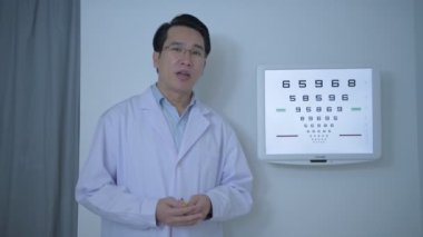 Optik dükkan konsepti 4k Kararlılık. Göz doktoru müşterinin gözlerini ölçüyor..