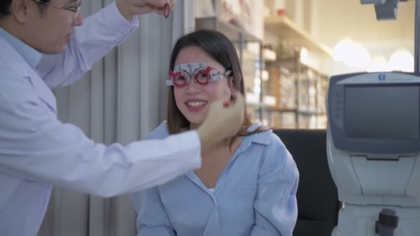 4K解像度の光ショップコンセプト 眼科医は顧客の目を測定しています — ストック動画