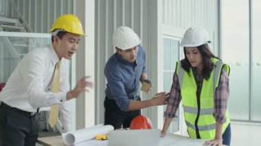 4k Kararlılığın iş konsepti. Mühendisler toplantıda beyin fırtınası yapıyorlar..