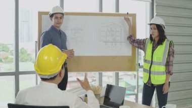 4k Kararlılığın iş konsepti. Mühendisler ofiste toplanıyorlar..