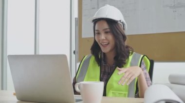 4k Kararlılığın iş konsepti. Asyalı iş kadınları ofislerinde bilgisayarlarıyla işlerini sunuyorlar..