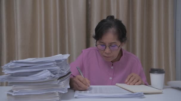Koncepcja Biznesowa Rozdzielczości Azjatki Starsze Kobiety Zajęte Sprawdzaniem Dokumentów — Wideo stockowe