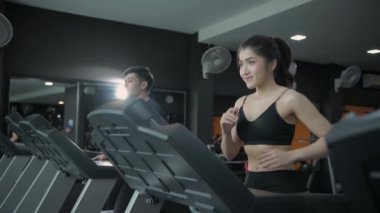 Fitness konsepti 4k Çözünürlük. Koşu bandında koşan bir sporcu.