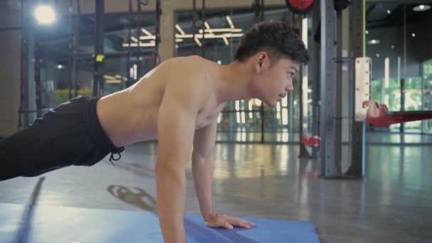 Fitness Concept Van Resolution Aziatische Man Duwen Omhoog Een Oefening — Stockvideo