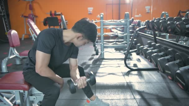 Fitness Konzept Der Auflösung Junge Asiatische Männer Heben Hanteln Der — Stockvideo