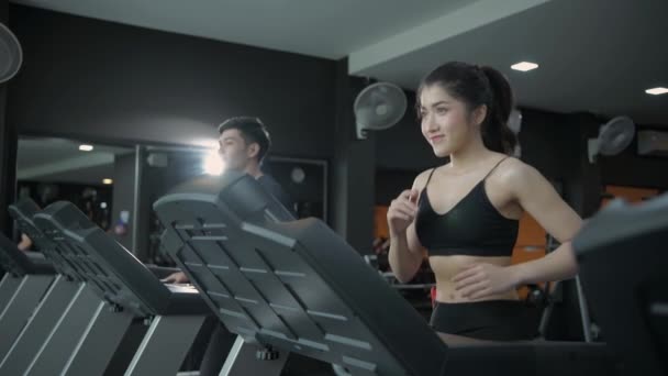 4K解像度的健康概念 健美运动员在跑步机上跑步的运动员 — 图库视频影像