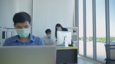 4k Kararlılığın iş konsepti. Sekreter evrakları ofise imzalaması için müdüre götürüyor..