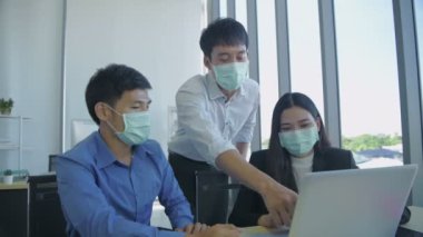 4k Kararlılığın iş konsepti. Ofiste birlikte çalışan bir iş adamı ekibi..