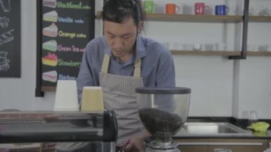 Barista 'nın 4k çözünürlük kavramı. Erkek bir çalışan buharlı espresso makinesinde kahve hazırlıyor..