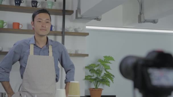 대한민국의 보물제 지정되어 주인은 커피숍에서 인터뷰를 있습니다 — 비디오