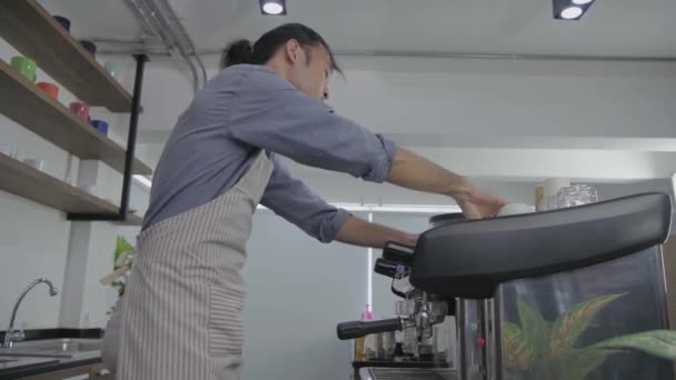 Koncepcja Barista Rozdzielczości Azji Mężczyzna Pracownik Zaparza Kawę Ekspres Kawy — Wideo stockowe