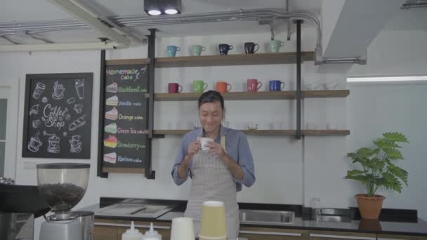 Έννοια Της Καφετέριας Ψήφισμα Ένας Ασιάτης Υπάλληλος Δοκιμάζει Καφέ Στο — Αρχείο Βίντεο