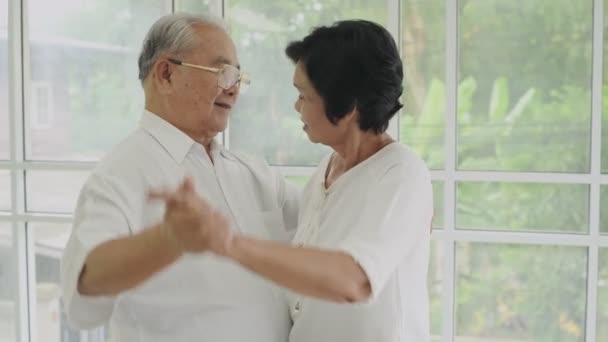 Aile Kavramı Kararlılığı Evin Içinde Dans Eden Yaşlı Çift — Stok video