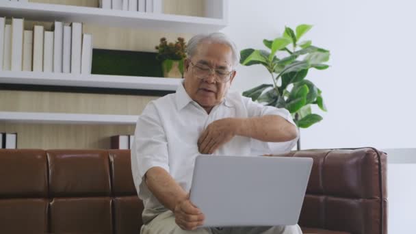 4K解像度のファミリーコンセプト コンピューターで医者と通信してるアジア系の老人 — ストック動画