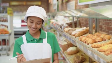 4k Kararlılığın alışveriş kavramları. Kız, departmanda her gün satılan ürünleri sayıyor..