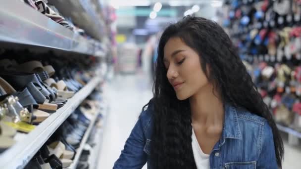 Zakupy Koncepcje Rozdzielczości Młode Kobiety Kupują Buty Robocze Centrum Handlowym — Wideo stockowe
