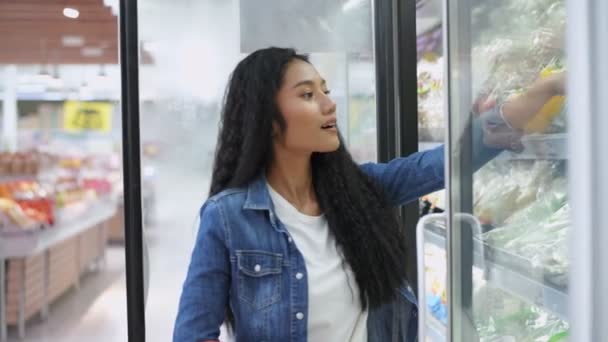 Concept Commercial Résolution Les Femmes Asiatiques Choisissent Des Légumes Frais — Video