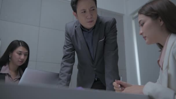Geschäftskonzept Der Auflösung Asiatische Manager Sind Wütend Auf Die Sekretärin — Stockvideo