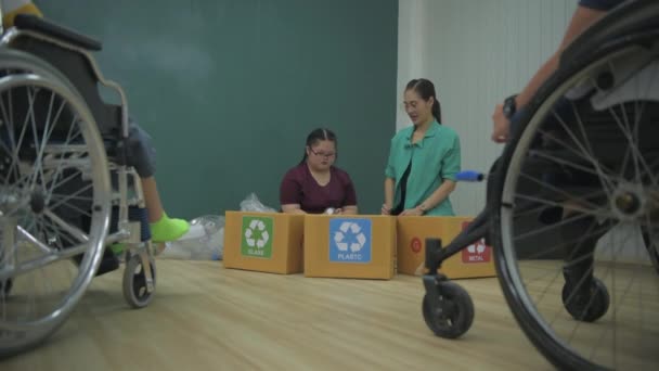 Conceito Educação Resolução Professor Ensina Crianças Com Deficiência Classificar Lixo — Vídeo de Stock