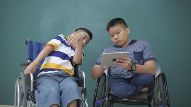 Onderwijs Concept Van Resolutie Kinderen Met Een Handicap Spelen Spelletjes — Stockvideo