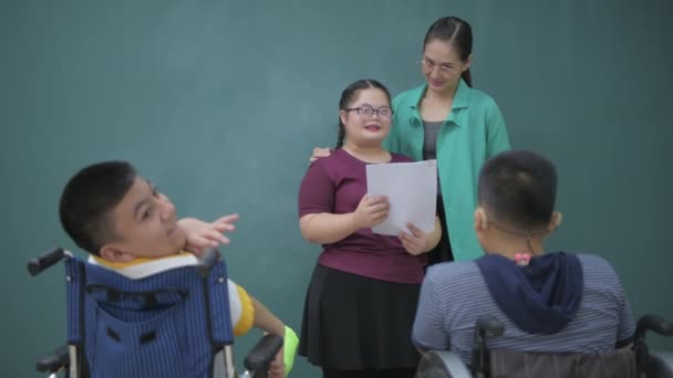 Koncepcja Edukacji Rozdzielczości Dzieci Niepełnosprawne Przedstawiają Swoich Przyjaciół Przed Klasą — Wideo stockowe