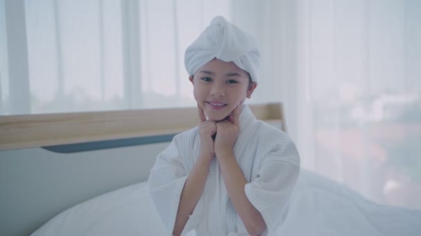 Спа Концепція Resolution Молода Дівчина Азії Задоволена Своїм Обличчям — стокове відео