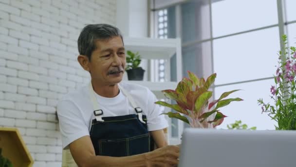 Концепция Сельского Хозяйства Резолюции Старик Азиат Предлагает Продавать Растения Компьютере — стоковое видео