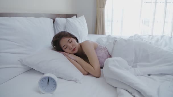 Urlaubskonzept Der Auflösung Asiatische Mädchen Schalten Morgens Ihren Wecker Aus — Stockvideo