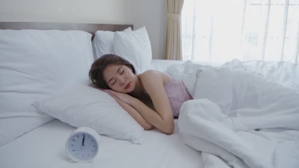 Concetto Vacanza Risoluzione Ragazze Asiatiche Spegnere Loro Allarme Mattino — Video Stock