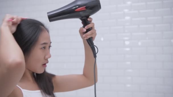 Konsep Kecantikan Resolusi Gadis Gadis Asia Bernyanyi Sambil Menggunakan Pengering — Stok Video