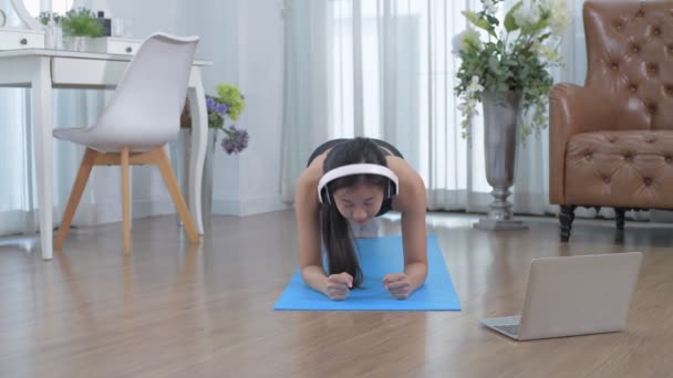 Exercise Concept Resolution Young Asian Women Exercise Watch Computer Home — Stock Video