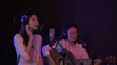 4k Çözünürlük ses kaydı konsepti. Genç sanatçı ikilisi stüdyoda şarkı söylüyor..