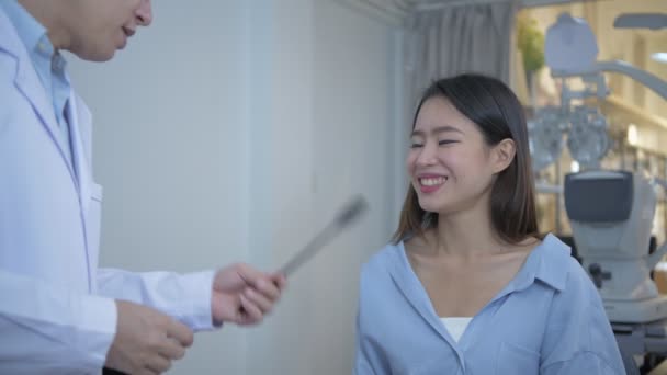 Concepto Tienda Óptica Resolución Asiáticas Chicas Están Probando Gafas Que — Vídeo de stock