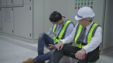 Mühendislik konsepti 4k Çözünürlük. Asyalı erkek çalışanların çalışmaktan vazgeçmeleri gerekiyor..