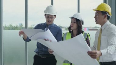 4k Kararlılığın iş konsepti. Mühendisler birlikte çalışmayı planlıyorlar..