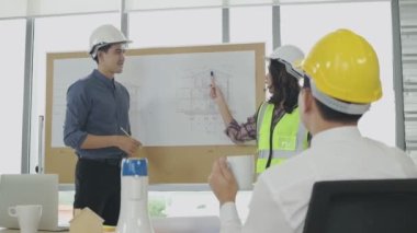 4k Kararlılığın iş konsepti. Mühendisler ofiste toplanıyorlar..
