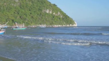 4k Çözünürlüğün Doğa Görüşü. Dalgalar sahile vuruyor..