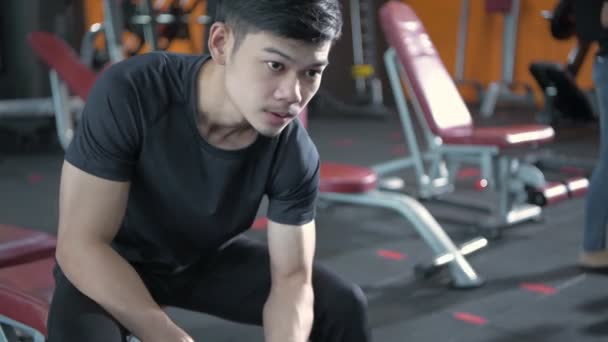Fitness Konzept Der Auflösung Junge Asiatische Männer Heben Hanteln Der — Stockvideo