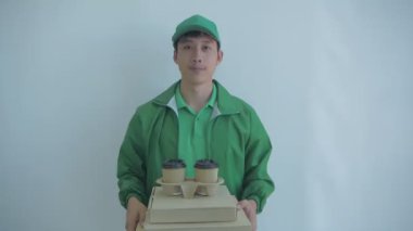 4k Kararlılığın iş konsepti. Asyalı kurye beyaz arka planda paket teslim ediyor..