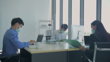 4k Kararlılığın iş konsepti. Ofiste birlikte çalışan bir iş adamı ekibi..