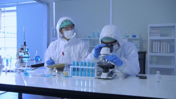 Araştırma Konsepti Çözünürlüğü Bilim Adamları Laboratuarda Çalışmak Için Koruyucu Giysiler — Stok video