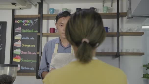 Barista Konzept Der Auflösung Asiatische Männliche Mitarbeiter Bauen Kundenaufträge — Stockvideo