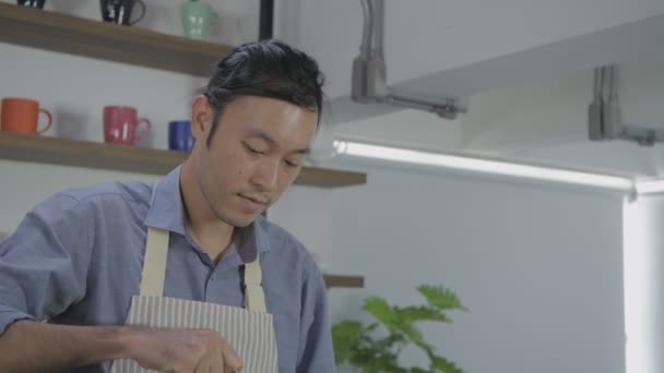 Barista Konzept Der Auflösung Asiatische Männliche Mitarbeiter Kochen Kaffee Für — Stockvideo