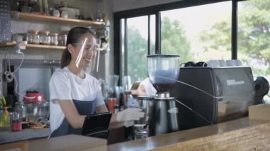 Barista 'nın 4k çözünürlük kavramı. Erkek müşteriler kahve dükkanından mal alıyor..